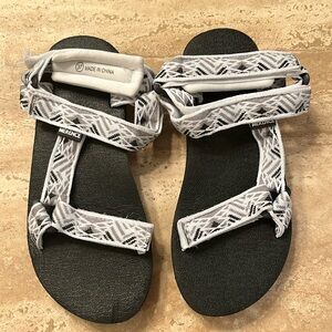 NWOT Amazon Brand Water Sandals